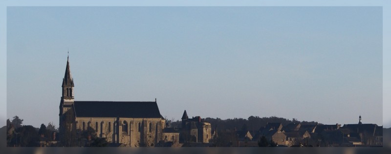 l'église Saint Blaise et le château de Sainte-Maure de Touraine - vue depuis la route de Sepmes